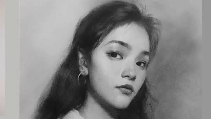 Use charcoal pencil and eraser to draw nice portrait